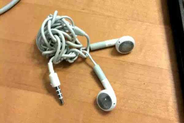 Hate tangled earbuds? Get a binder clip. Wrap your earbuds around it, snap it shut, and you're sorted. Plus, you can clip it to your stuff so it's always ready. #hacks - MirrorLog